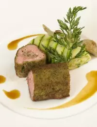 Rosette d’agneau à la fleur de sel de Guérande en écrin d’herbes, cannelloni de courgettes et petit artichaut