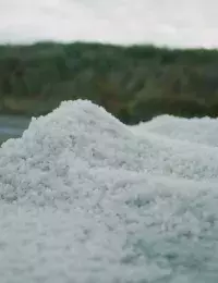 tas de sel aux marais salants de Guérande