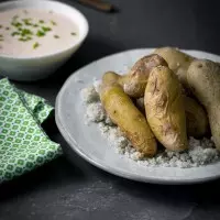 Pommes de terre en croûte de sel, sauce yaourt