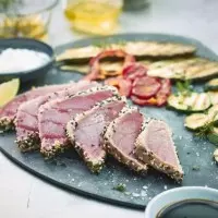 Tataki de thon à la plancha accompagné de ses légumes du soleil marinés et grillés